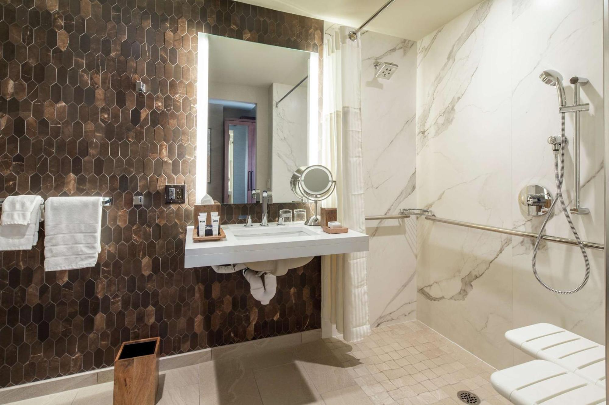 Chambre Lit King-Size Adaptée aux Personnes à Mobilité Réduite et Malentendantes - Vue sur Ville